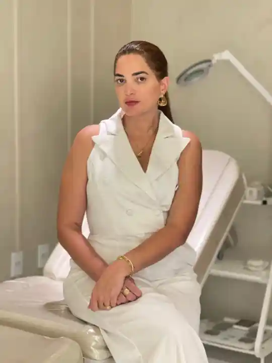 Dra. Luciana Araújo in the consultation room